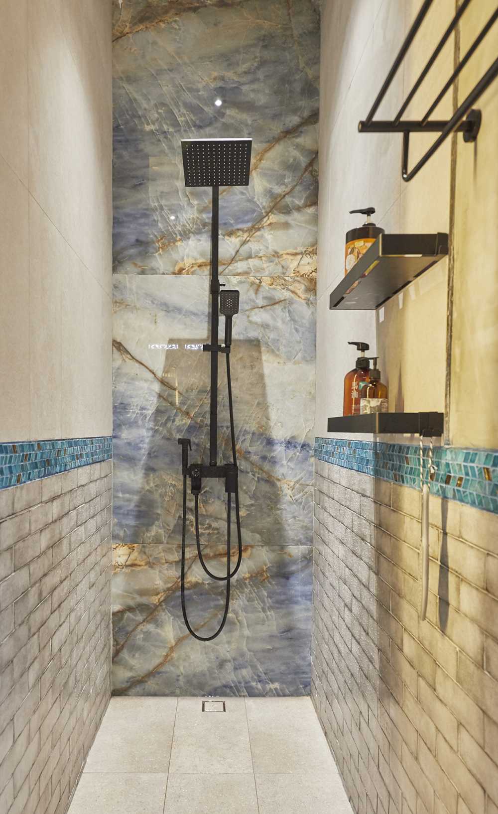 Asian Bathroom with Vinyl Flooring and Homogeneous Tiles