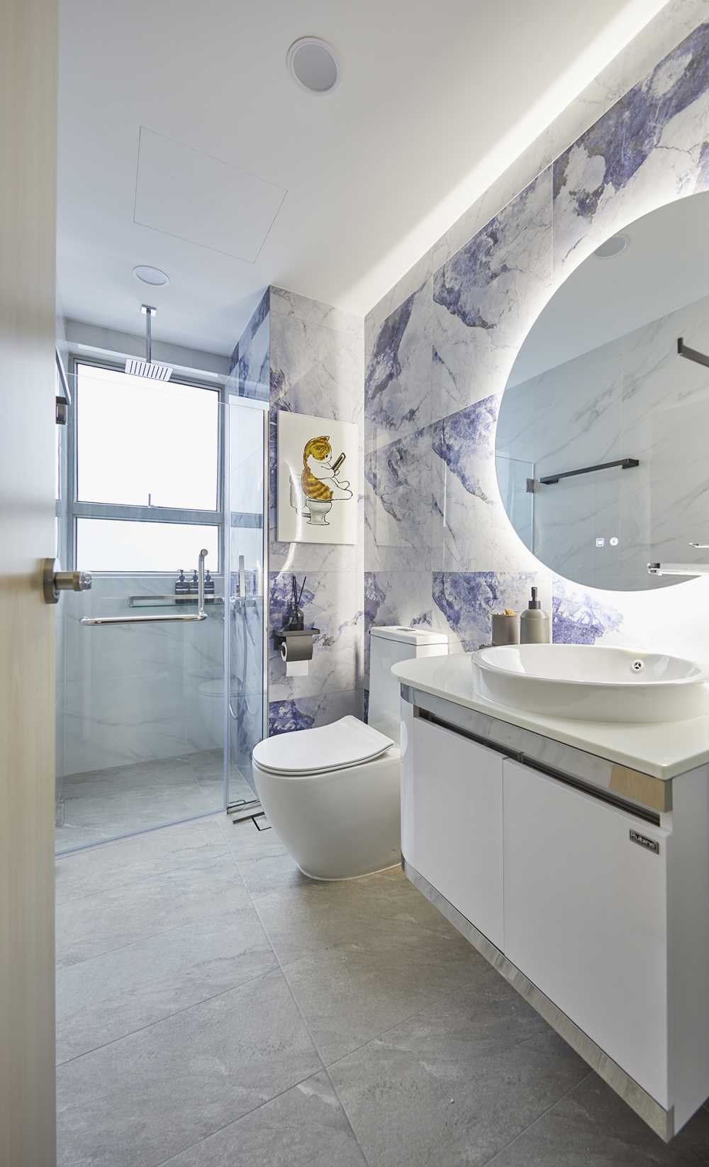Modern Bathroom with Marble Floor and Mirror