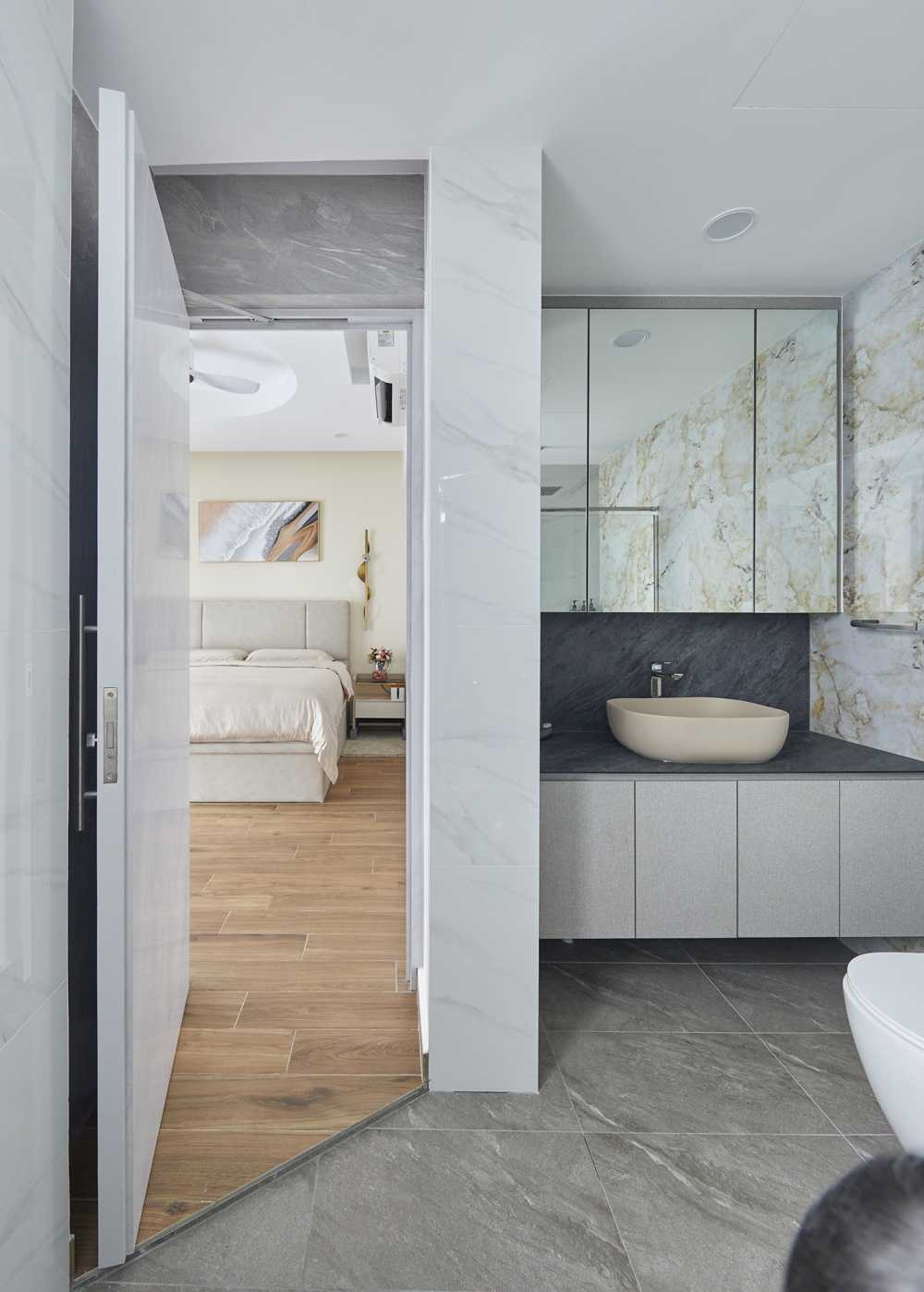 Modern Bathroom with Mirror and Bathroom Mirrors
