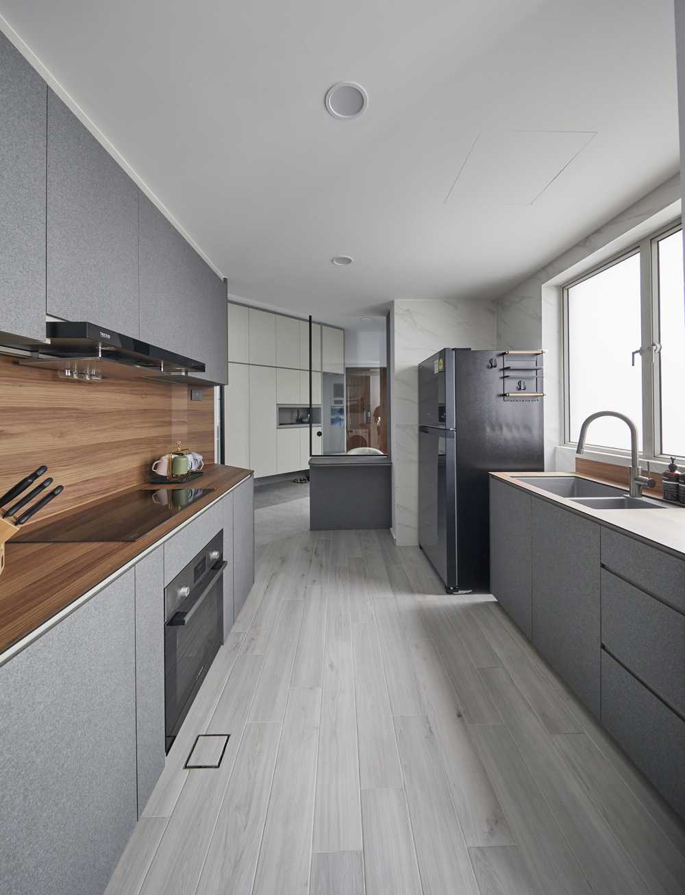 Modern Kitchen with Herringbone Tiling and Parquet Floor