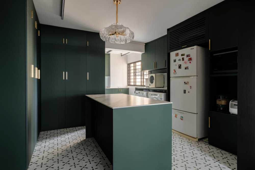 Contemporary Kitchen with Countertop and Homogeneous Tiles