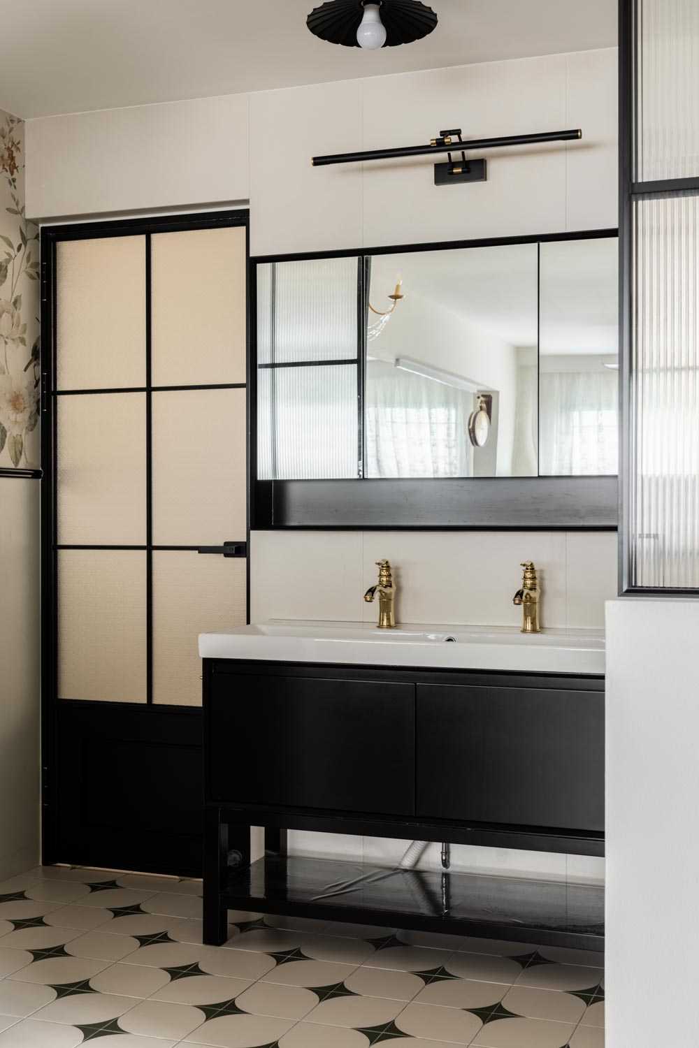 Contemporary Bathroom with Homogeneous Tiles and Shower Screen