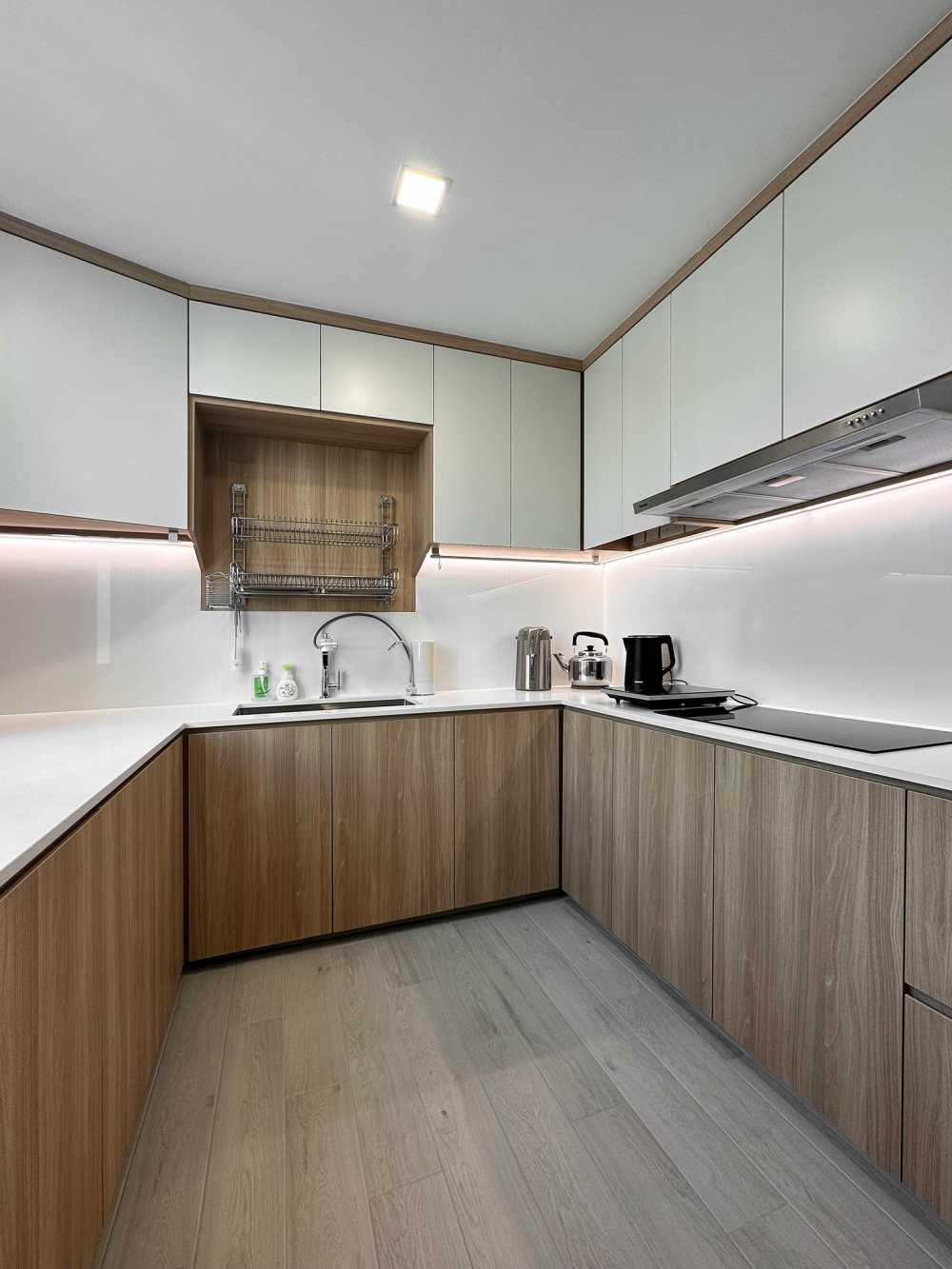 Scandinavian Kitchen with Homogeneous Tiles and Herringbone Tiling