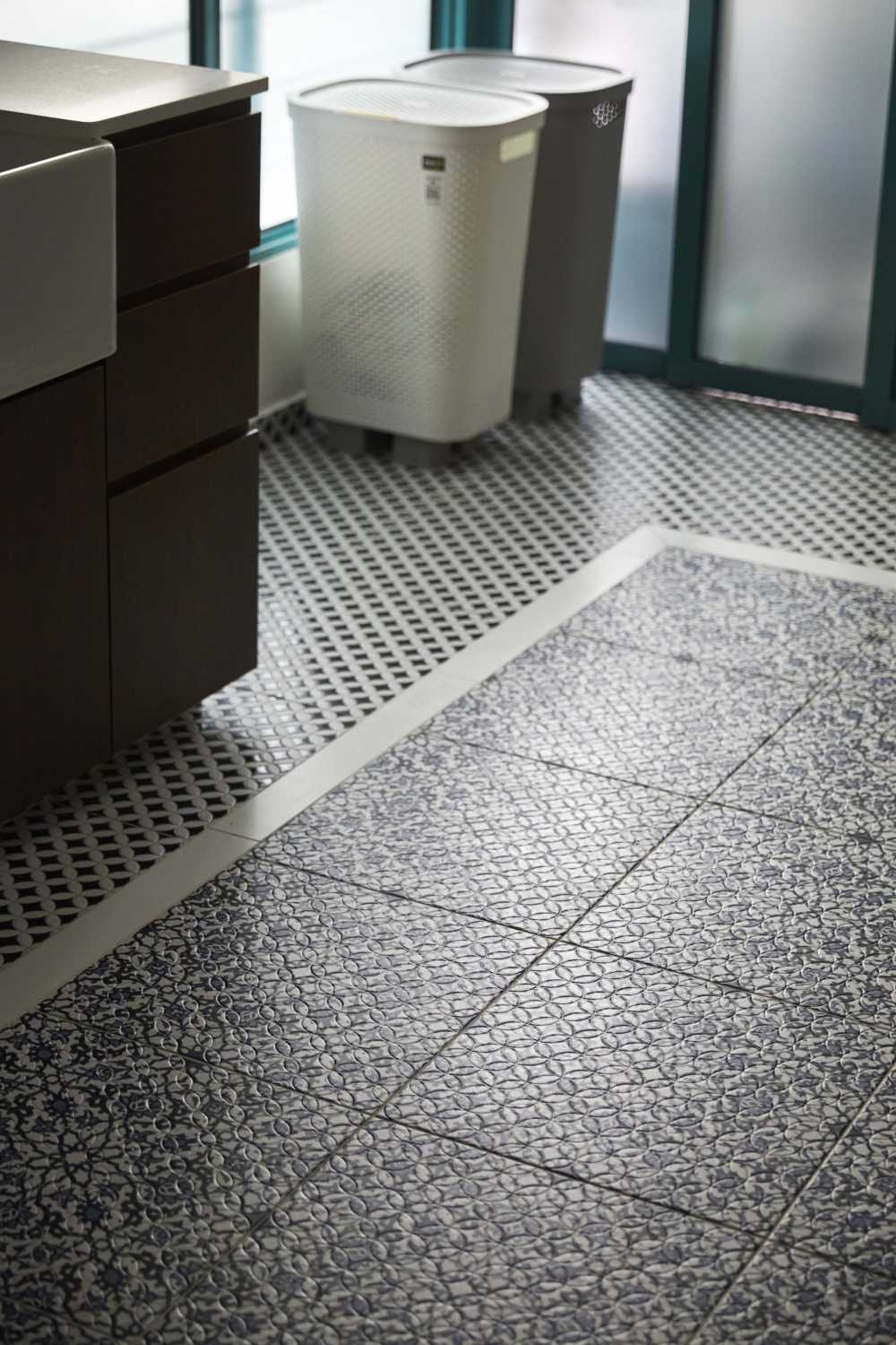 Scandinavian Bathroom with Homogeneous Tiles and Wood Flooring