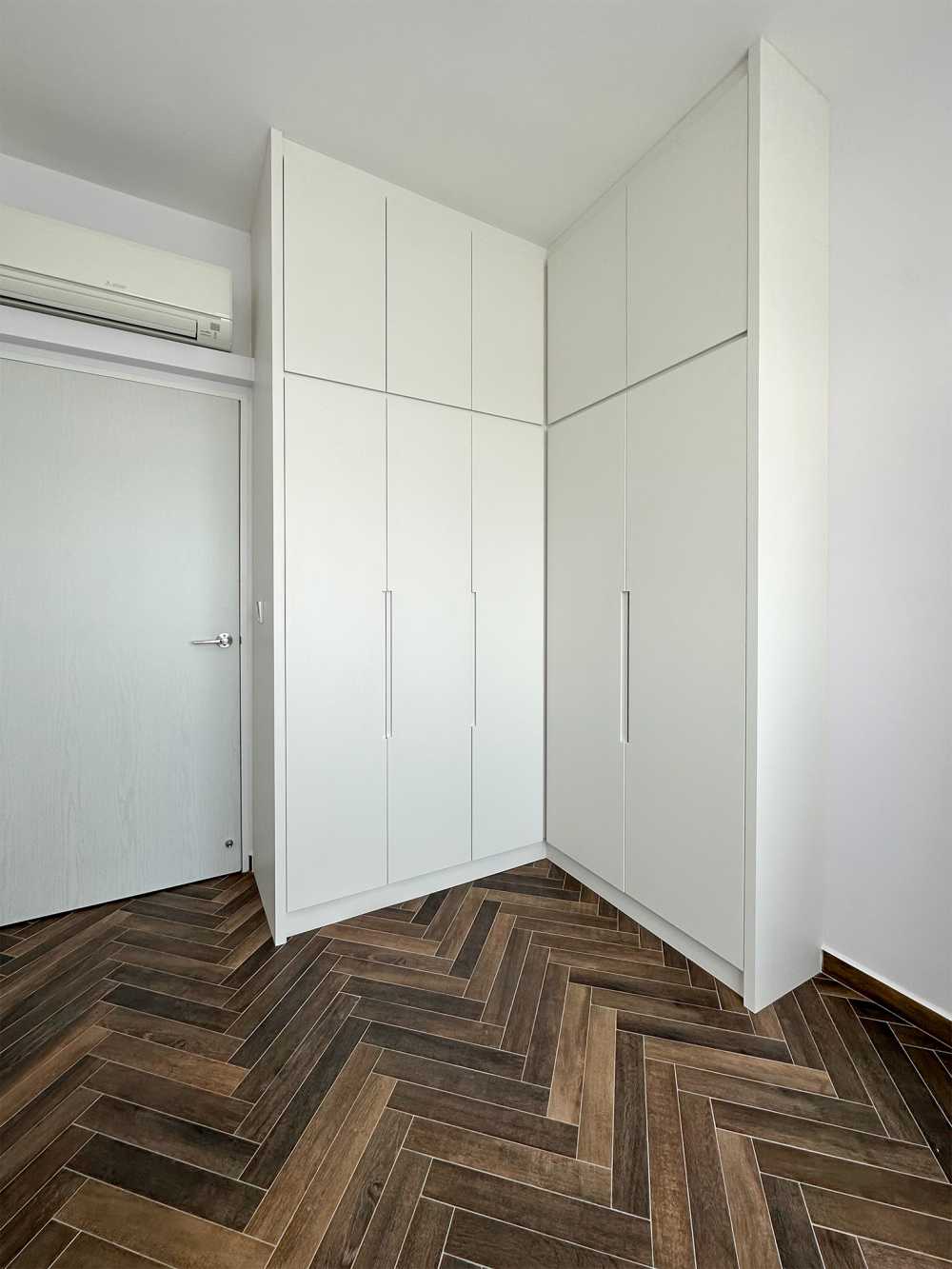 Scandinavian Bathroom with Parquet Floor and Marble Floor