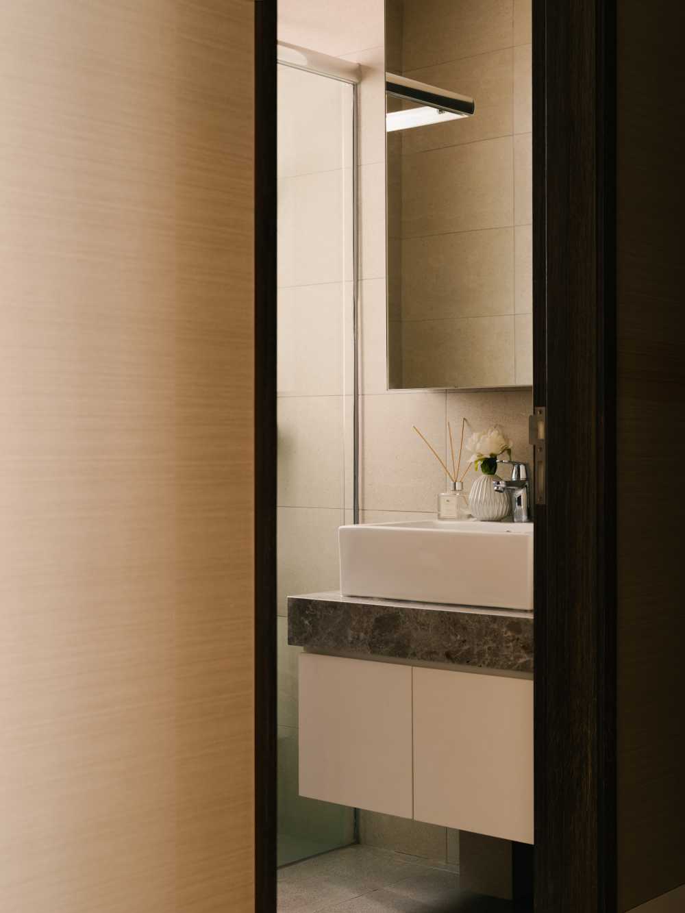 Modern Bathroom with Mirror and Bathroom Storage