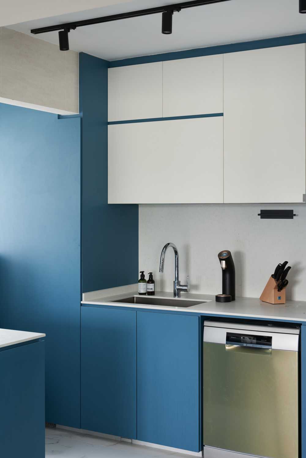 Modern Kitchen with Kitchen Accessories and Kitchen Cabinets