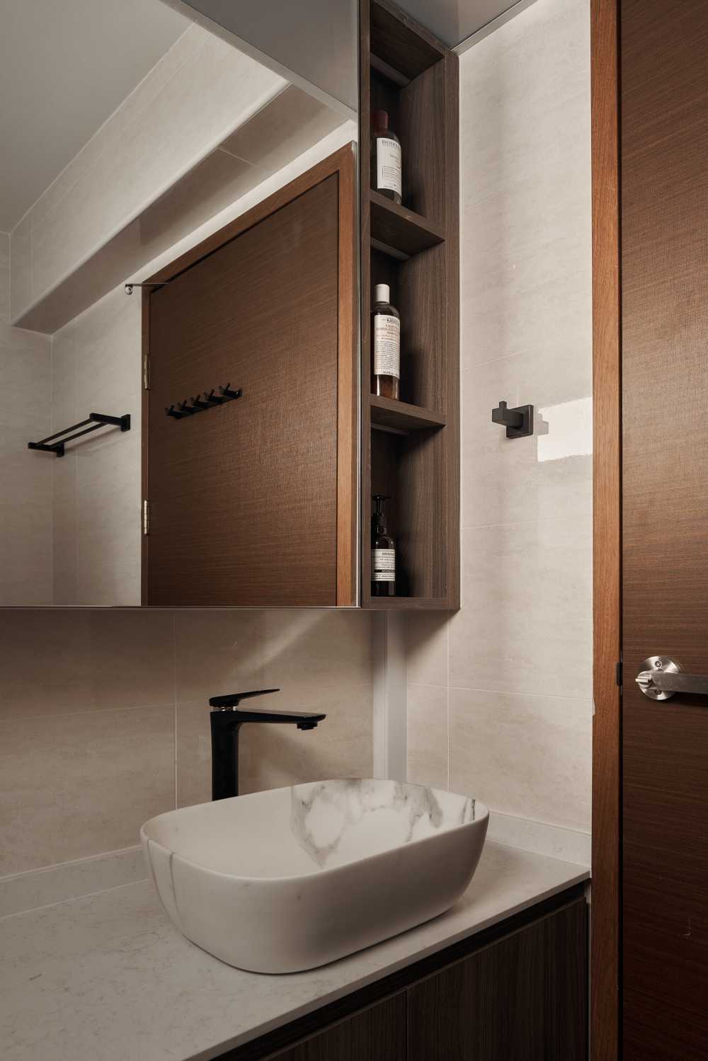 Modern Bathroom with Mirror and Bathroom Accessories