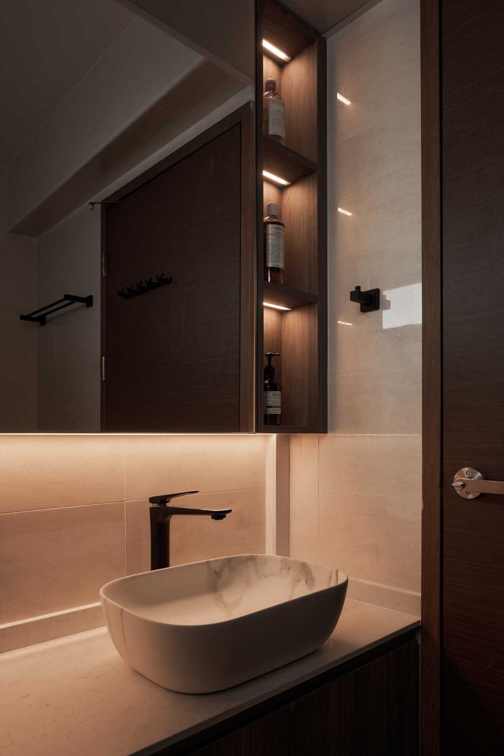 Modern Bathroom with Mirror and Wall Mirror