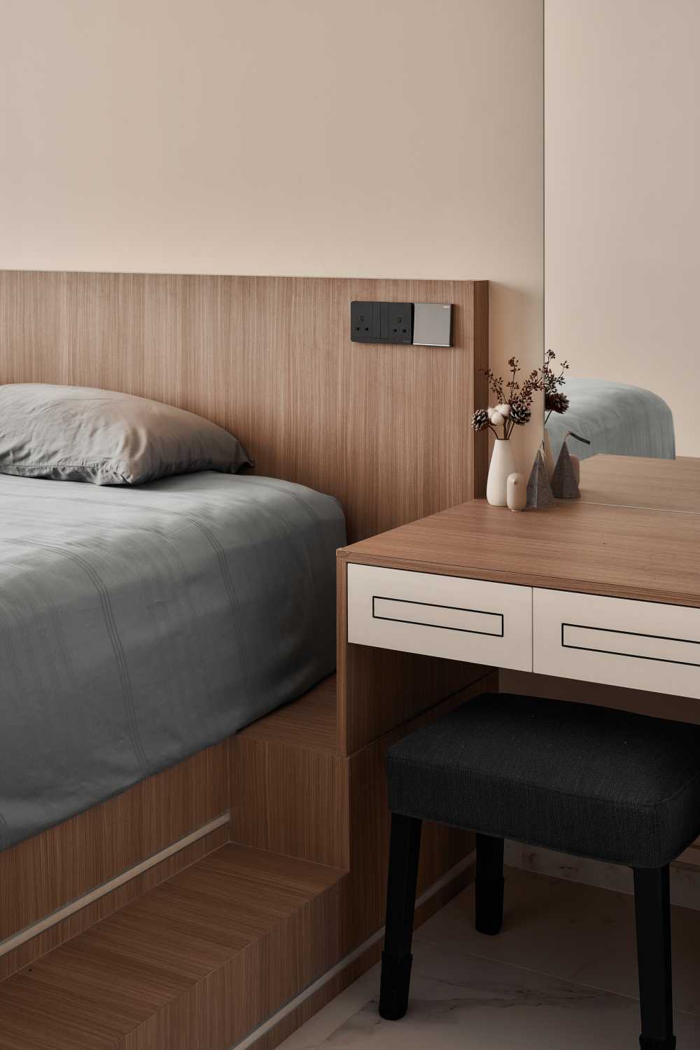 Modern Bedroom with Queen Bed and Day Bed