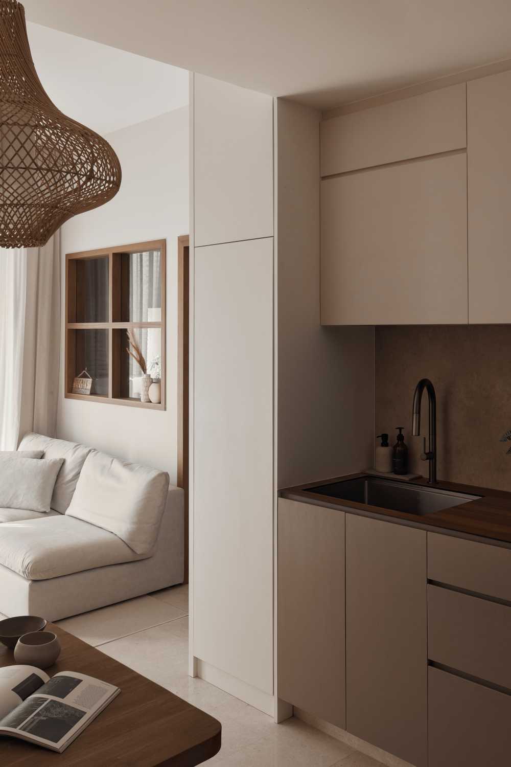 Modern Kitchen with Open Kitchen and Breakfast Counter