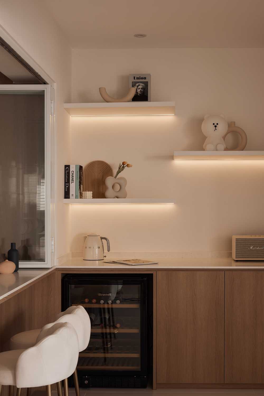 Minimalist Kitchen with Kitchen Island and Open Kitchen