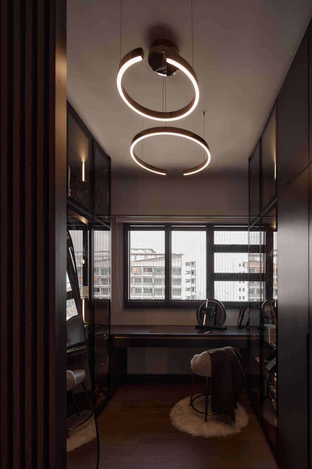 Minimalist Walk-in Wardrobe with Mirror and Wardrobe