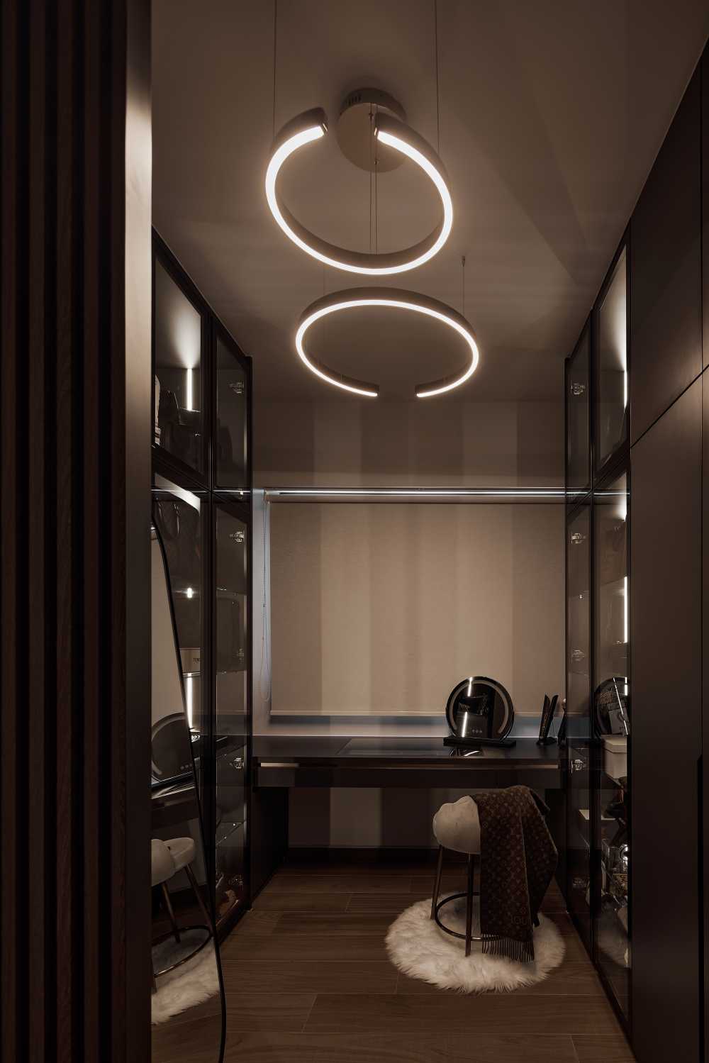 Minimalist Walk-in Wardrobe with Mirror and Wardrobe