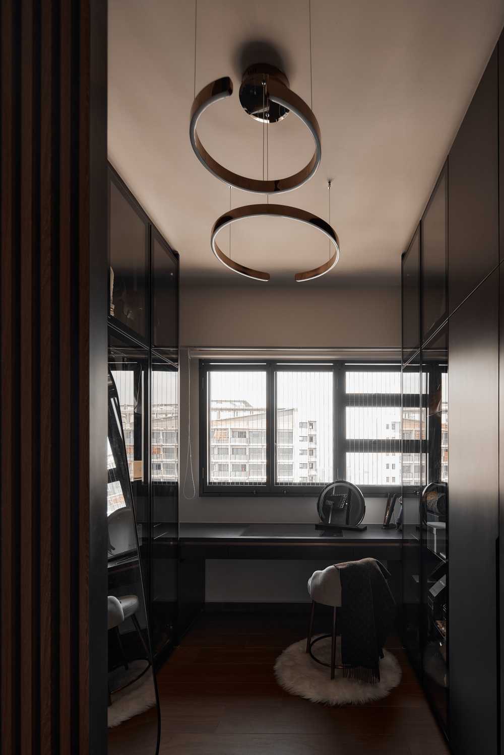 Minimalist Walk-in Wardrobe with Mirror and Wardrobe