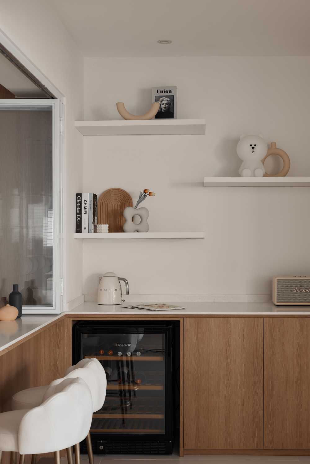 Minimalist Kitchen with Kitchen Island and Open Kitchen