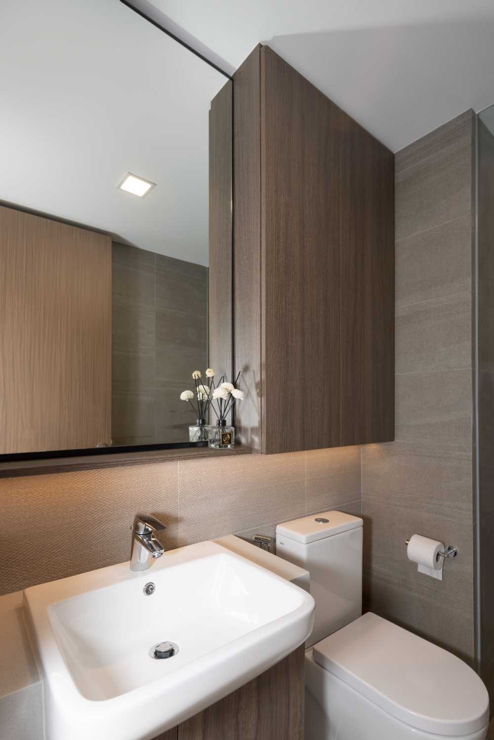 Modern Bathroom with Countertop and Mirror