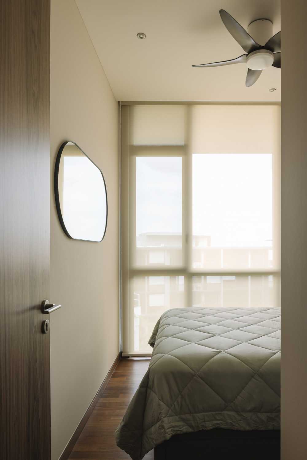 Modern Bedroom with Mirror and Ceiling Fan