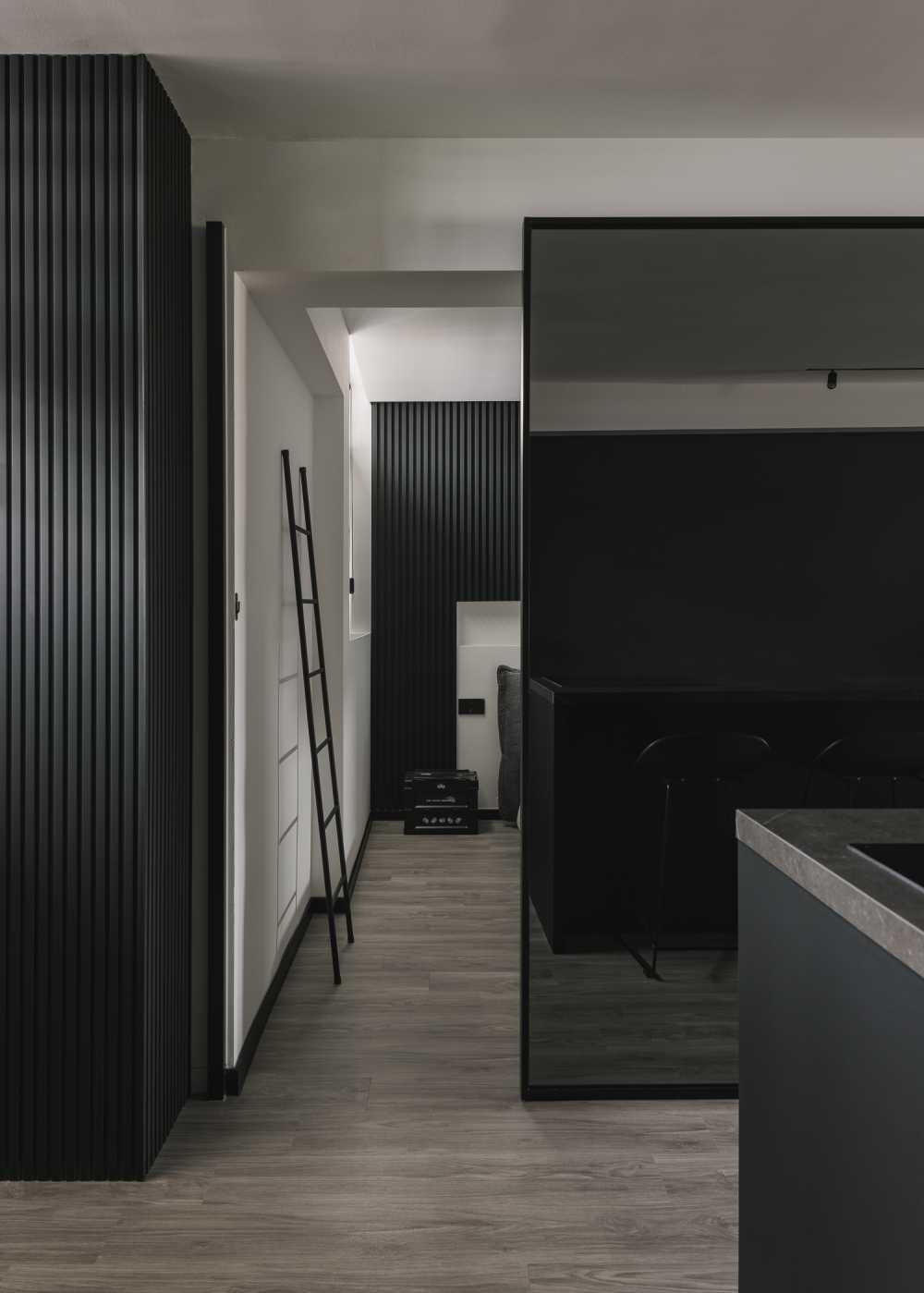 Modern Bedroom with Mirror and Bar Counter