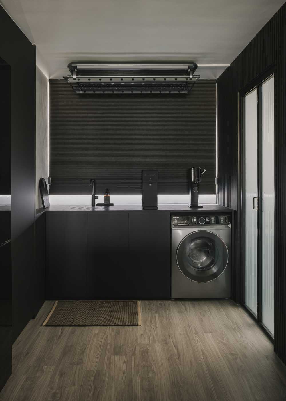 Modern Kitchen with Washing Machine and Laundry Area