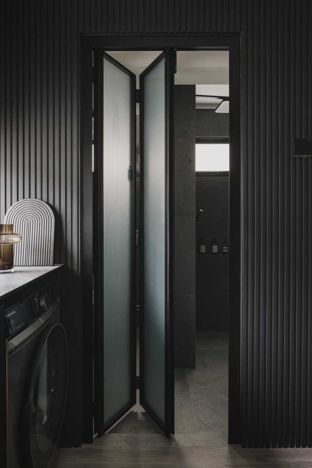 Modern Bathroom with Countertop and Washing Machine