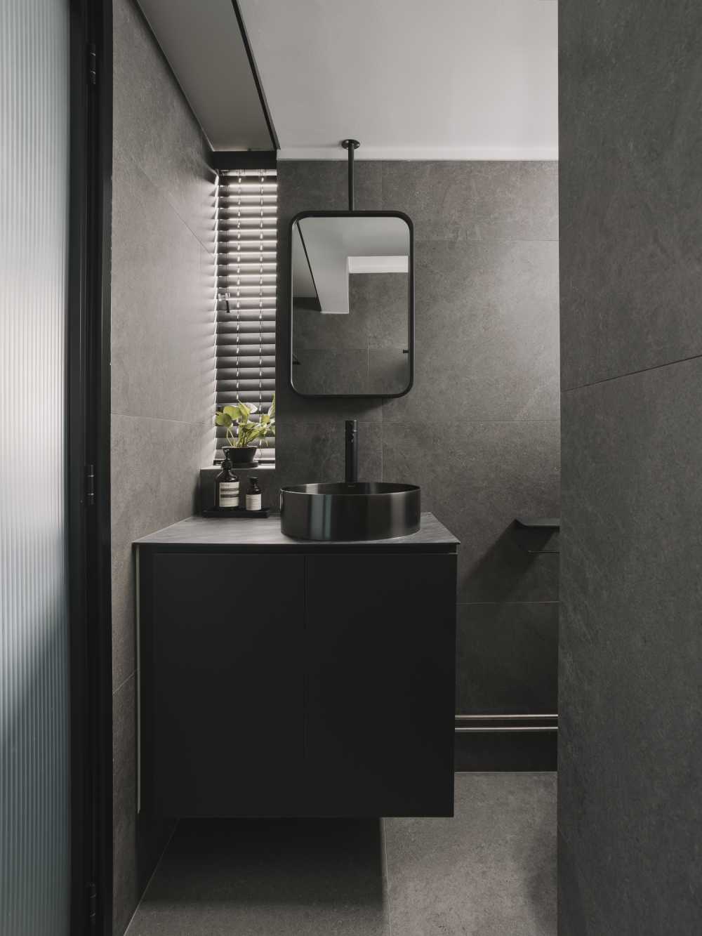 Modern Bathroom with Mirror and Bathroom Storage