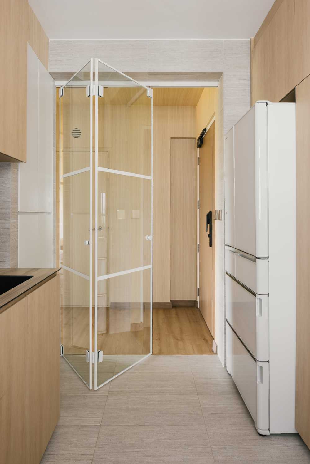 Modern Kitchen with Glass Door and Kitchen Accessories