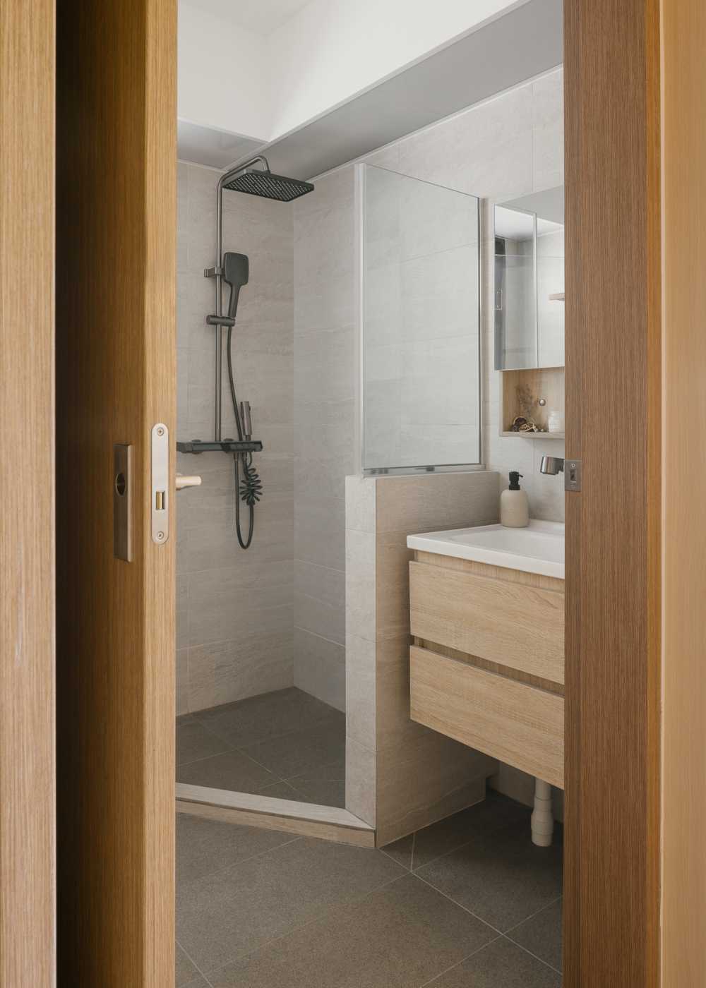 Modern Bathroom with Mirror and Bathroom Storage