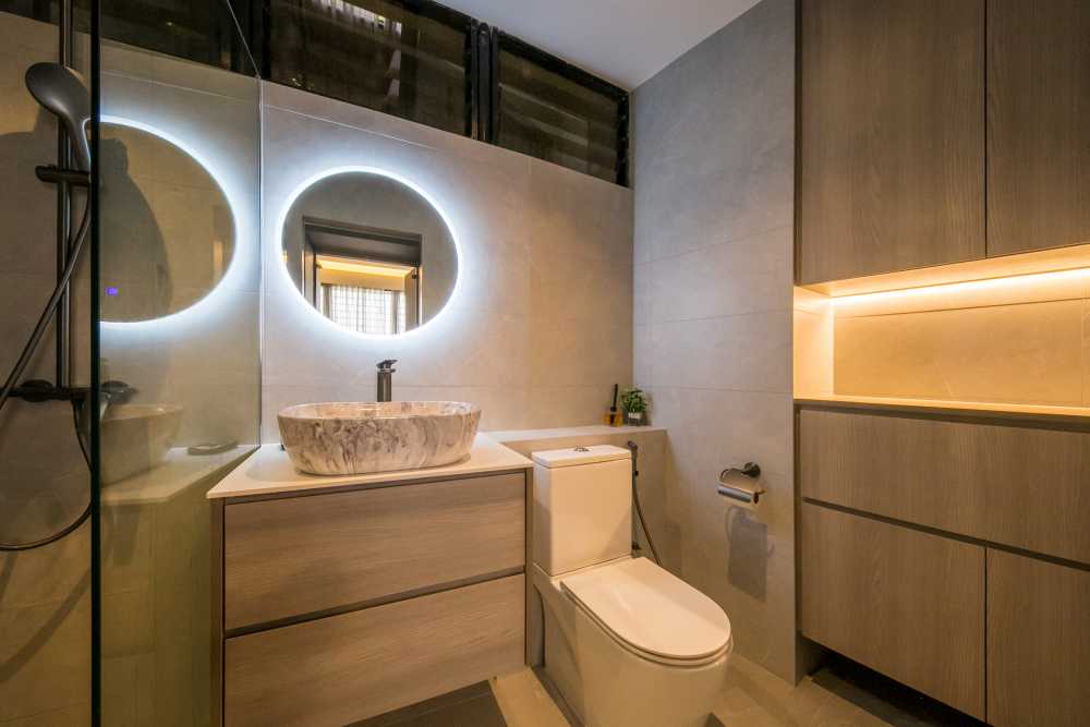 Contemporary Bathroom with Mirror and Bathroom Storage