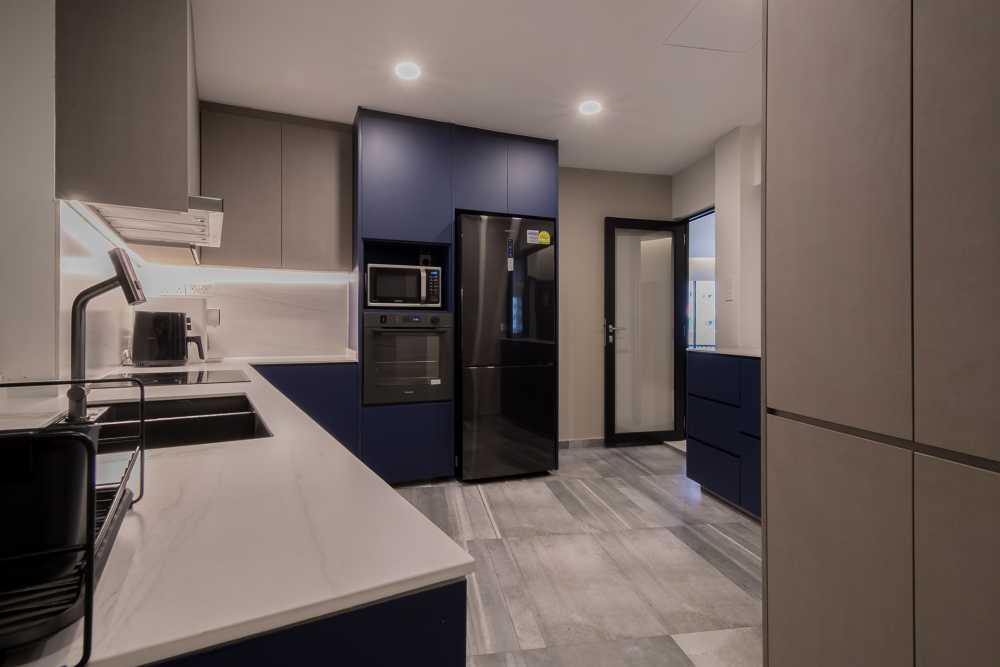 Contemporary Kitchen with Kitchen Accessories and Kitchen Tap