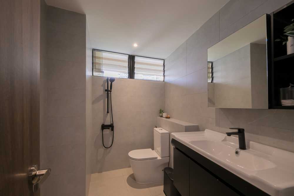Contemporary Bathroom with Mirror and Bathroom Storage