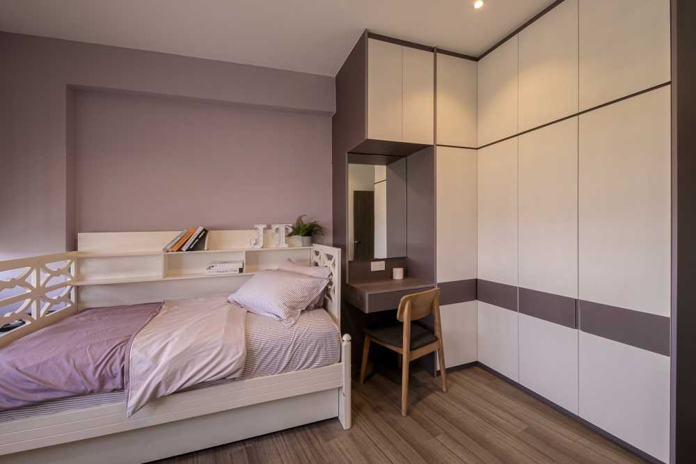 Contemporary Bedroom with Vinyl Flooring and Wardrobe
