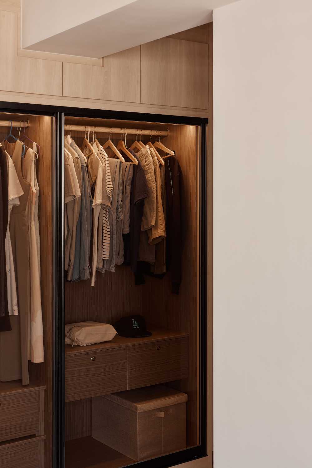 Scandinavian Walk-in Wardrobe with Mirror and Wardrobe