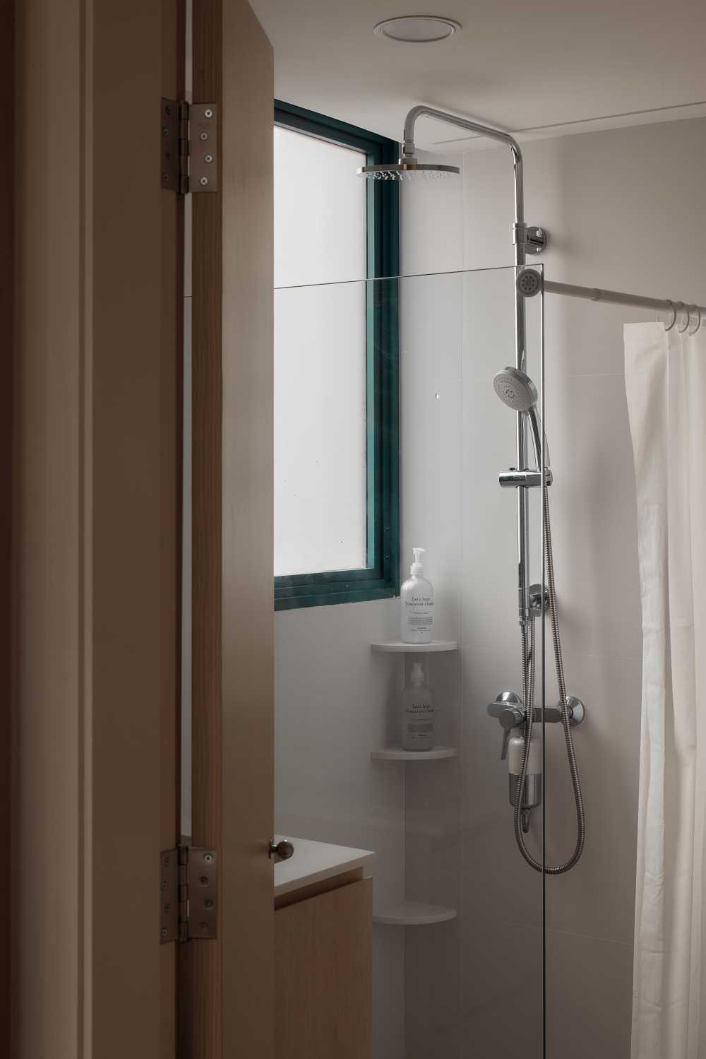 Modern Bathroom with Mirror and Bathroom Mirrors