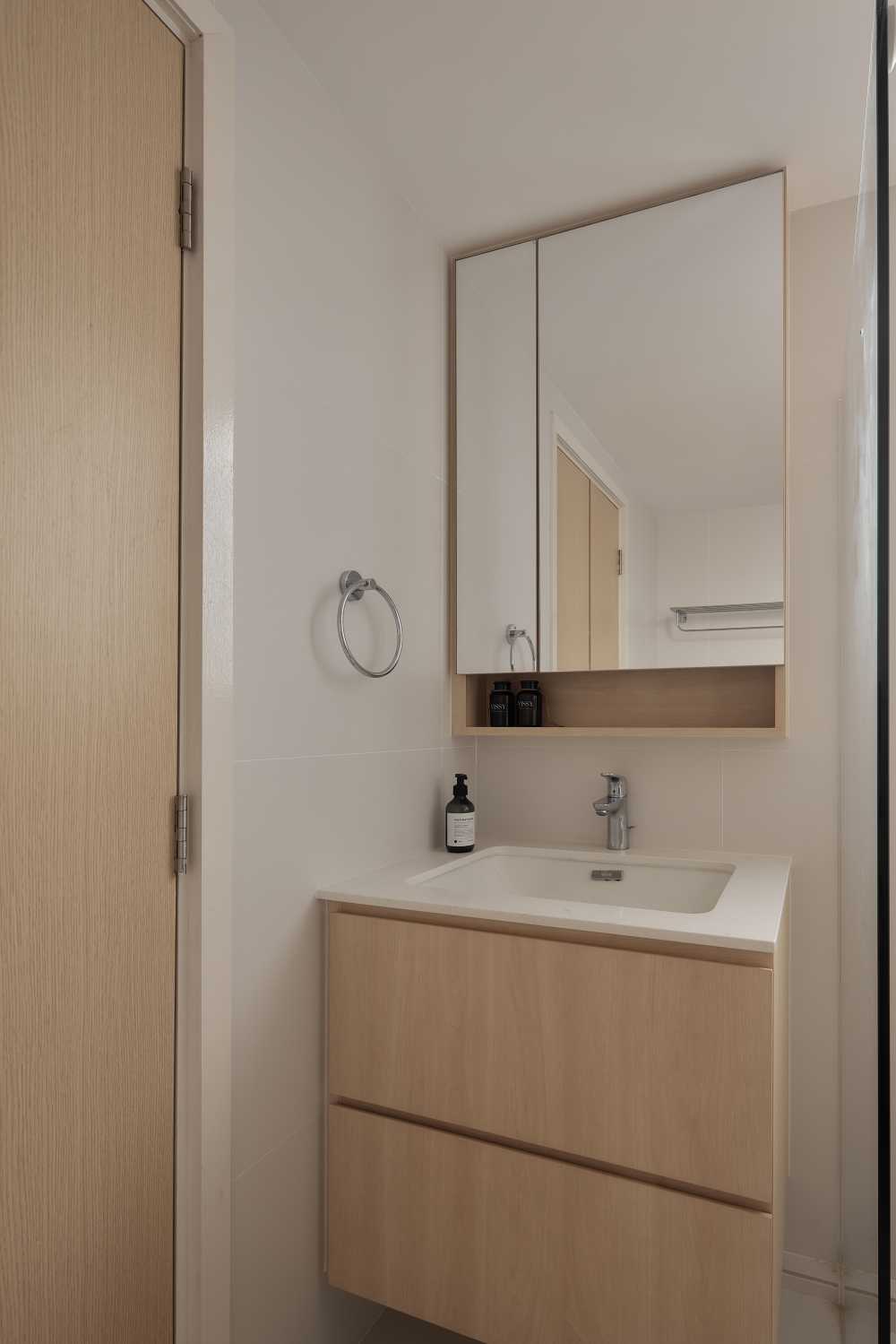 Modern Bathroom with Mirror and Bathroom Storage