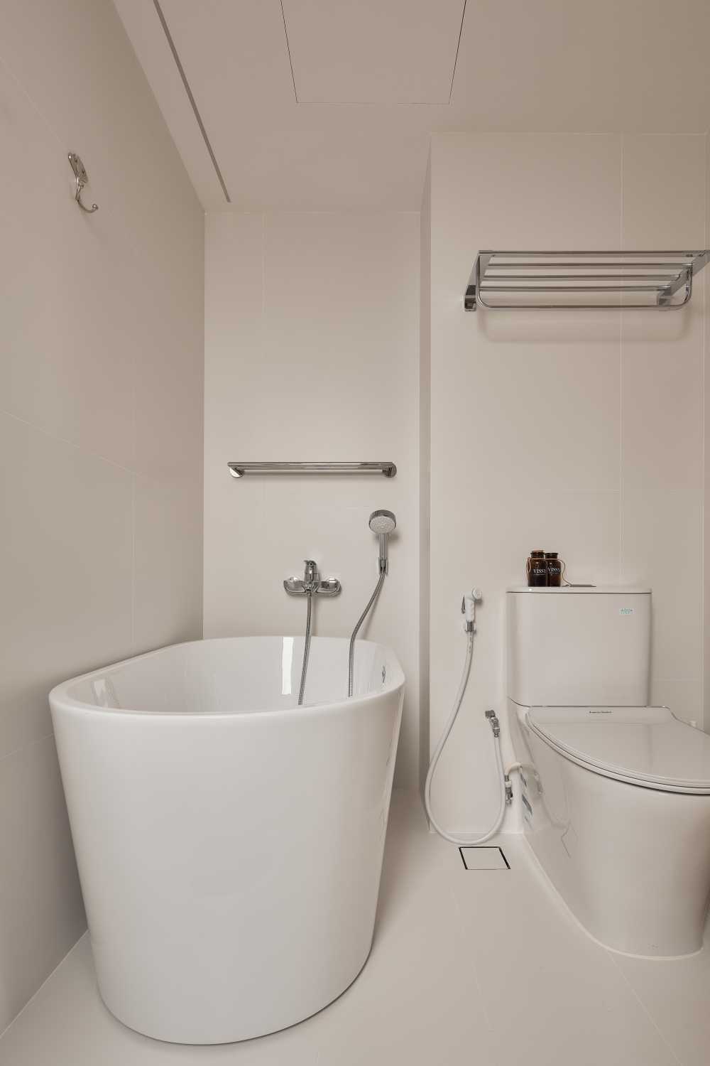 Modern Bathroom with Cement Floor and Bathtub