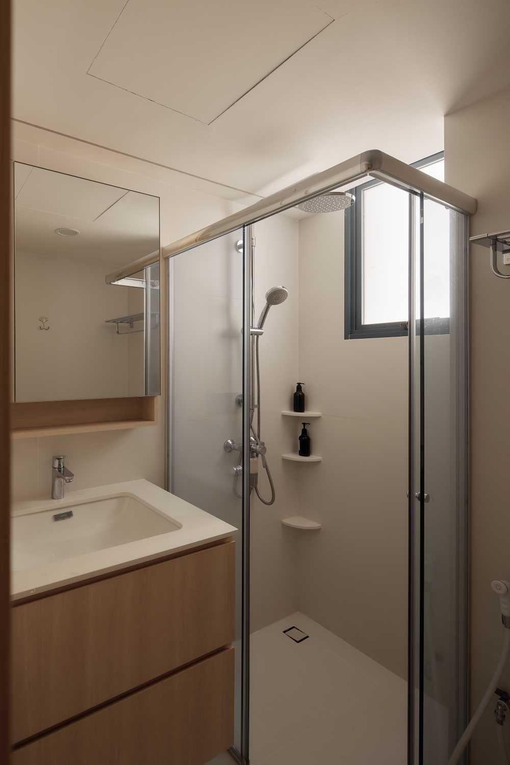 Modern Bathroom with Countertop and Mirror
