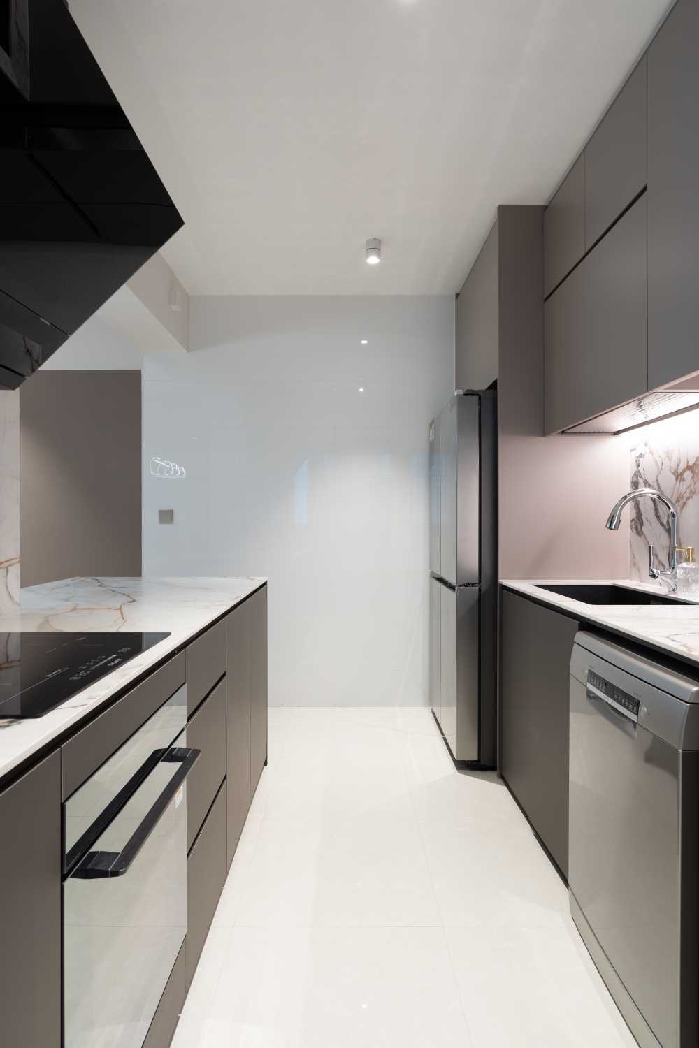 Contemporary Kitchen with Vinyl Flooring and Homogeneous Tiles