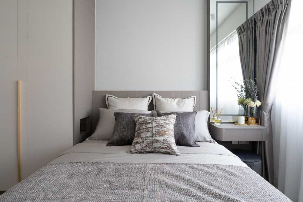 Contemporary Bedroom with Homogeneous Tiles and Parquet Floor