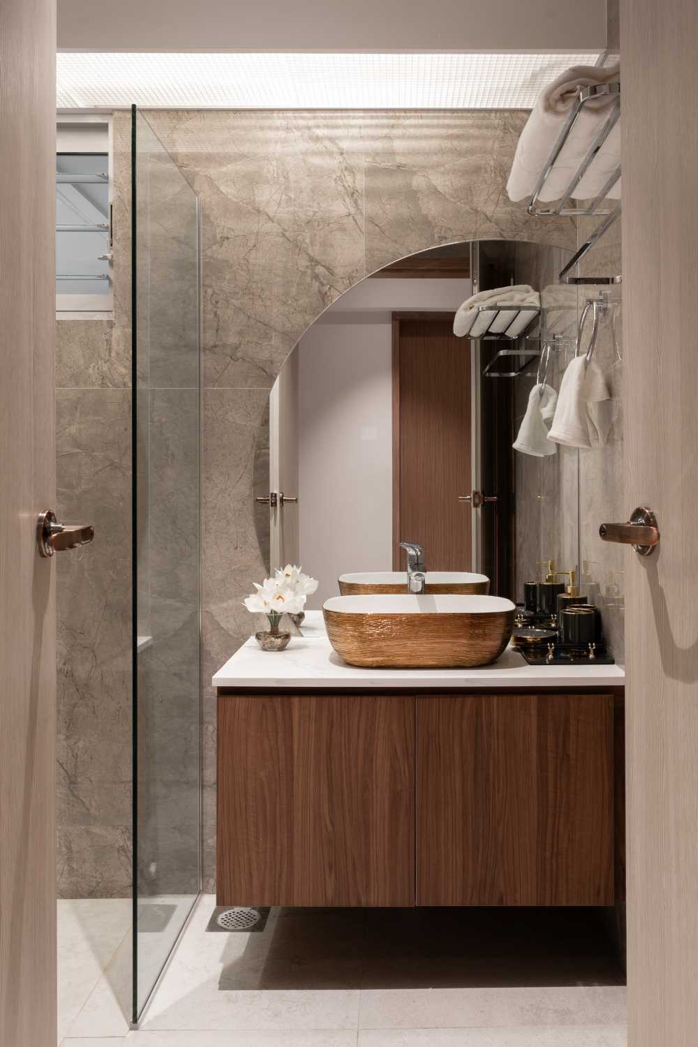 Contemporary Bathroom with Vinyl Flooring and Homogeneous Tiles