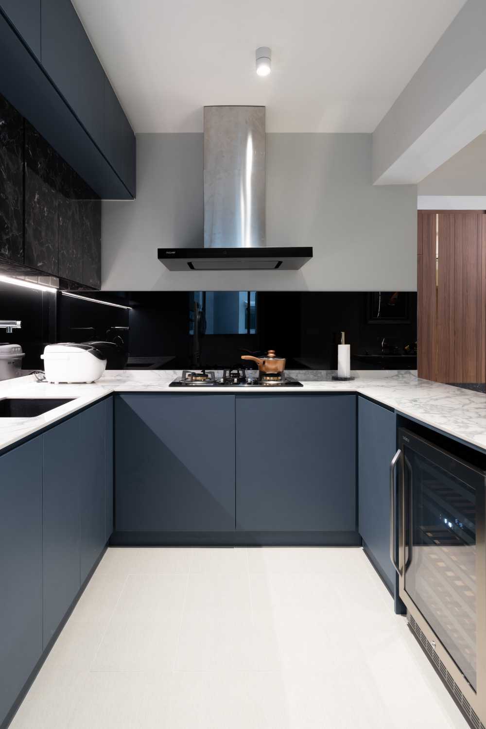Contemporary Kitchen with Vinyl Flooring and Homogeneous Tiles