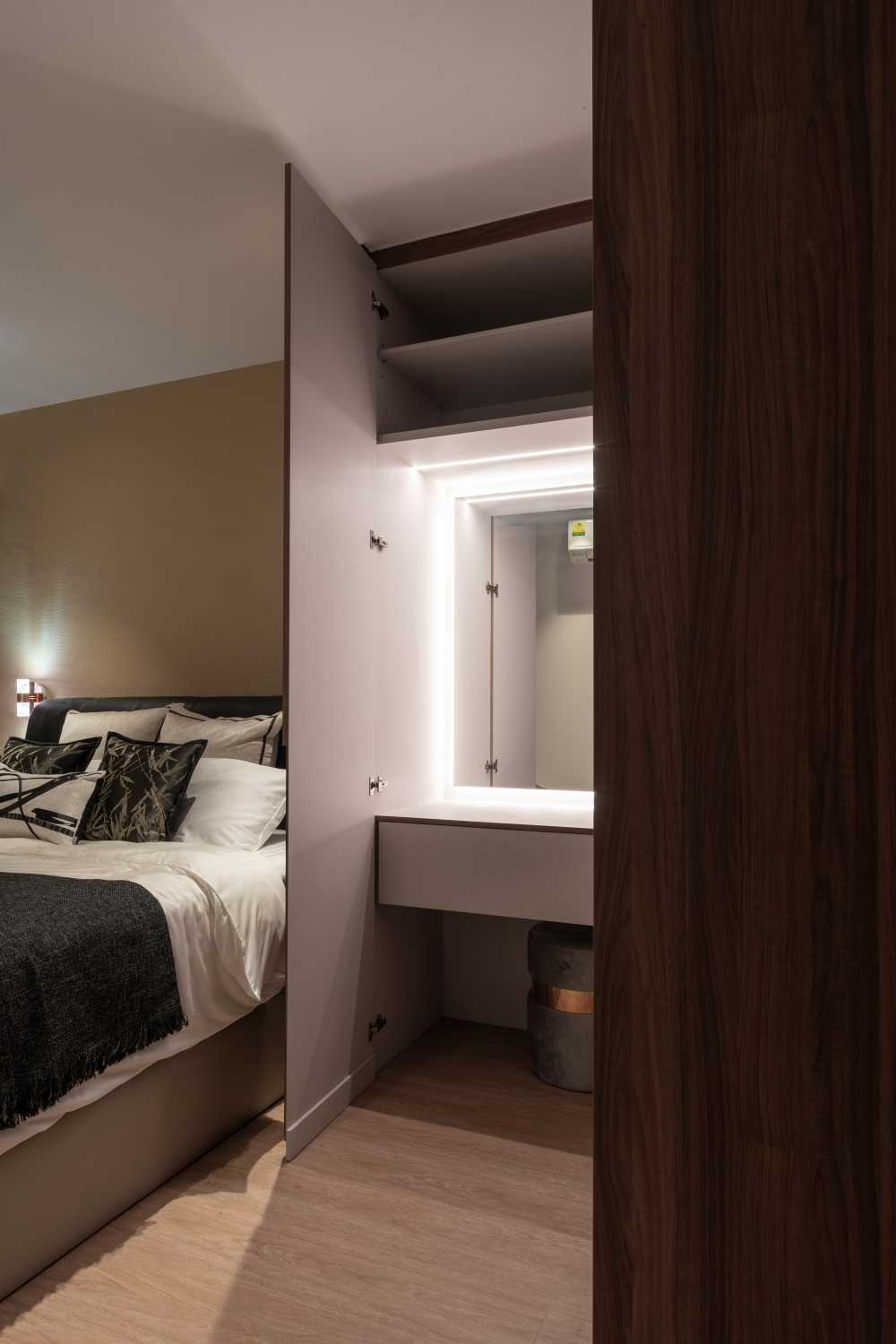 Contemporary Bedroom with Vinyl Flooring and Homogeneous Tiles