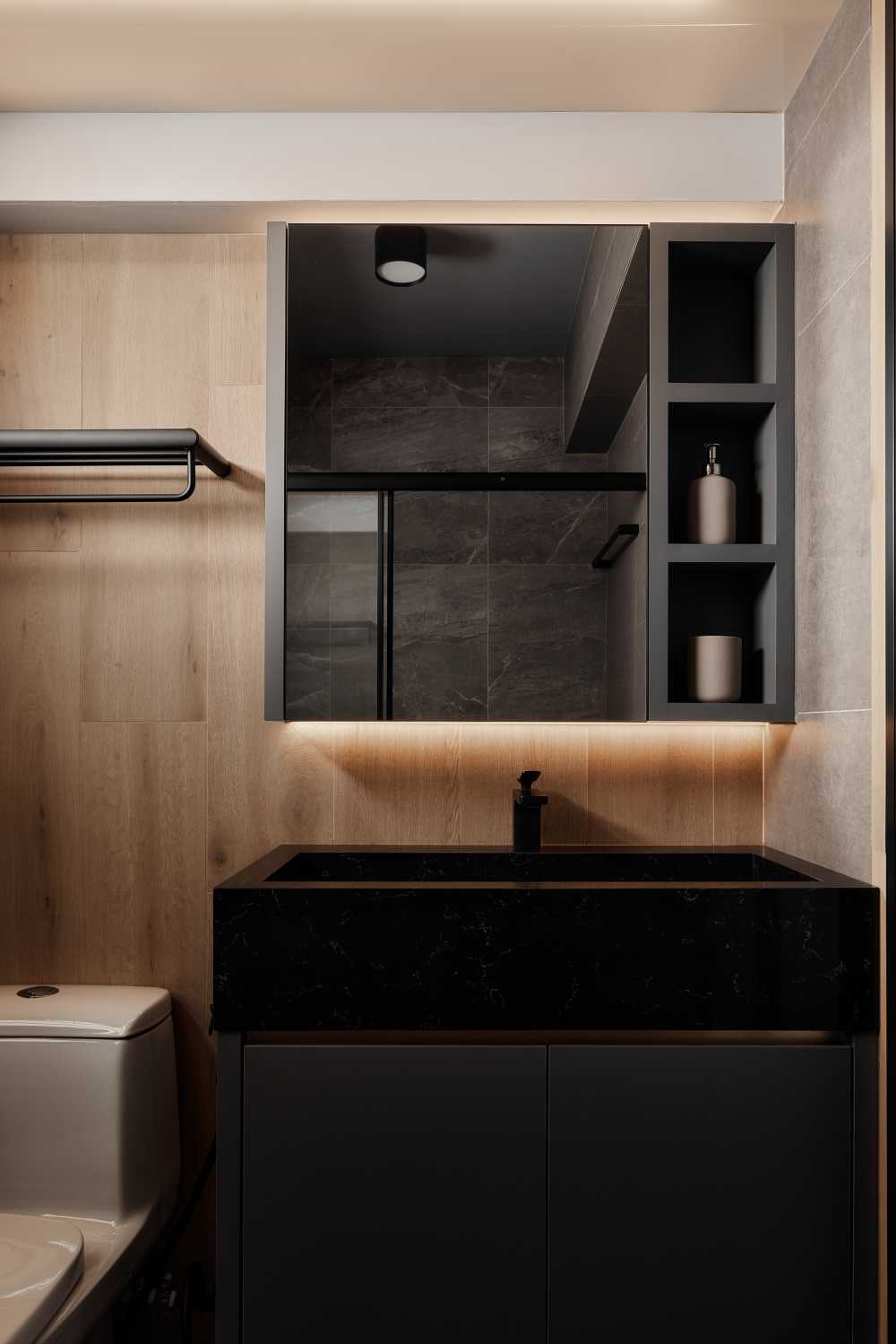 Modern Bathroom with Countertop and Mirror