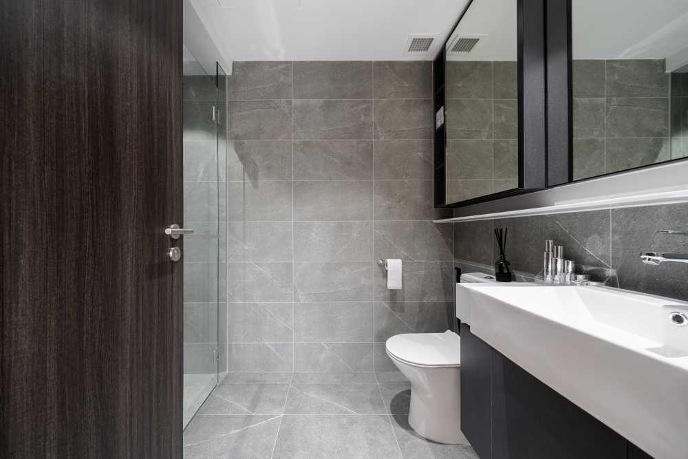 Contemporary Bathroom with Homogeneous Tiles and Mirror