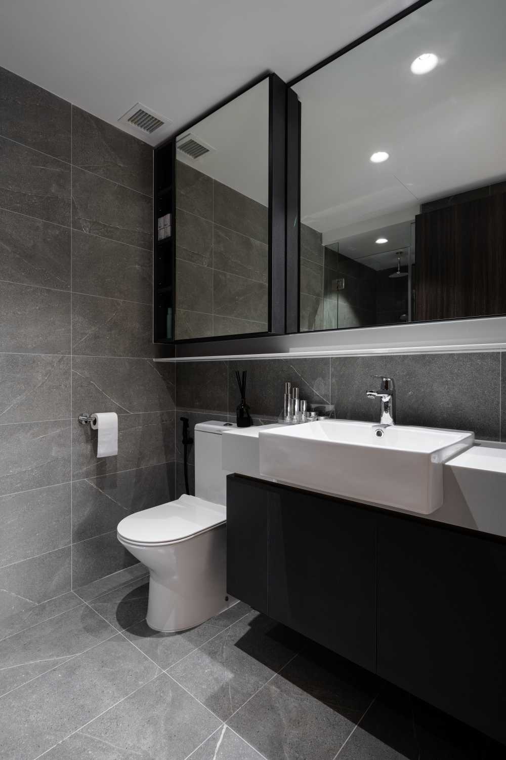 Contemporary Bathroom with Mirror and Bathroom Storage