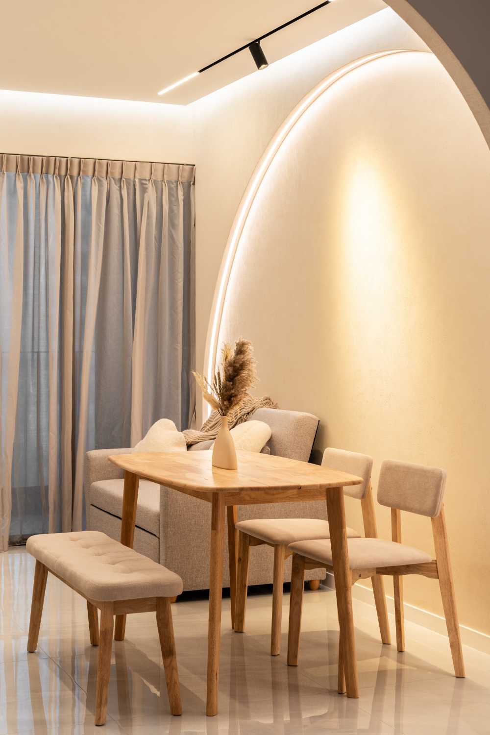 Contemporary Dining Room with Dining Table and Dining Chairs