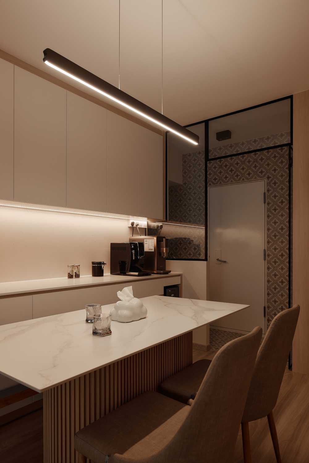 Scandinavian Dining Room with Dining Table and Dining Chairs