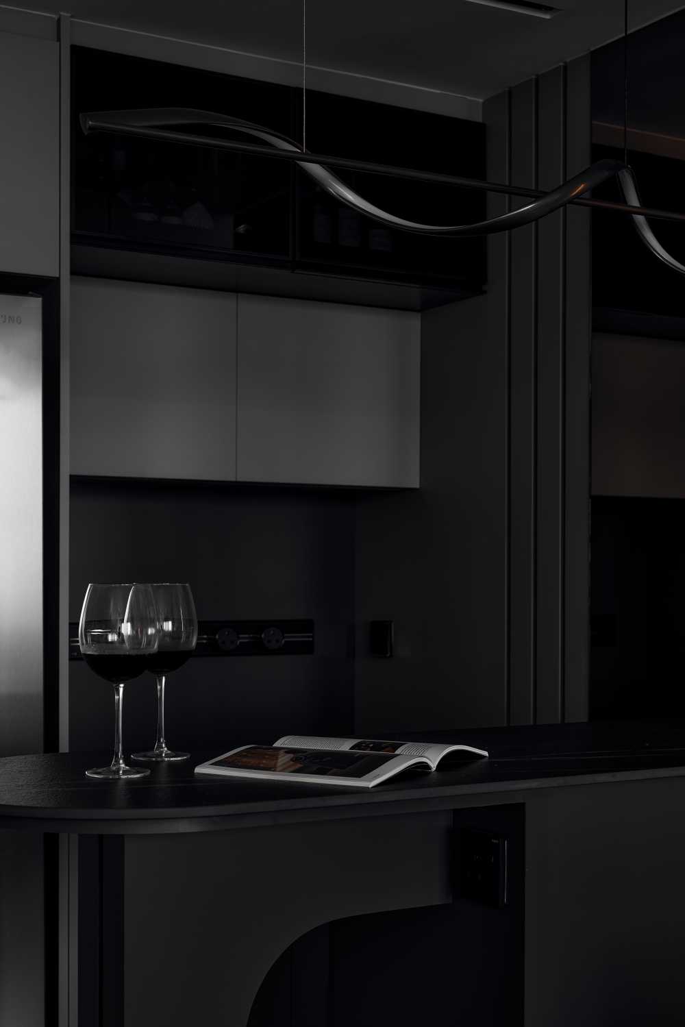 Modern Kitchen with Open Kitchen and Breakfast Counter