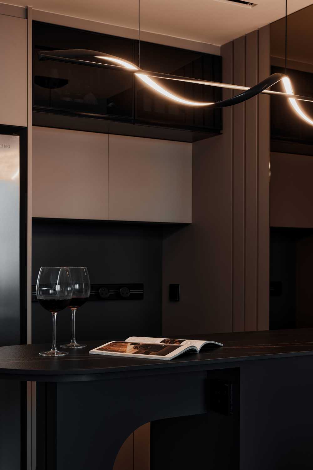 Modern Kitchen with Open Kitchen and Breakfast Counter