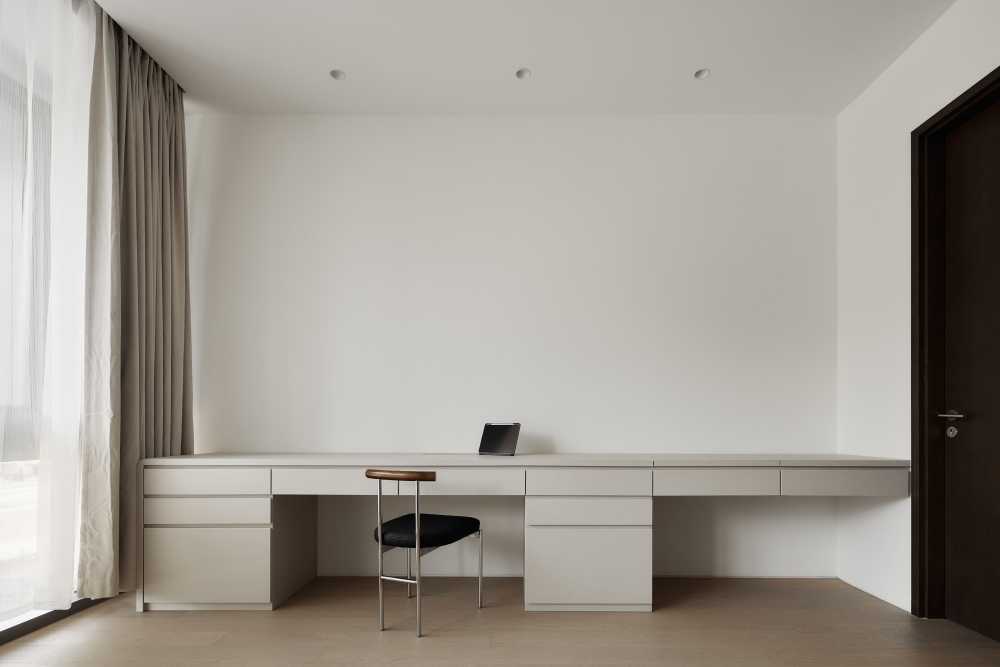 Modern Workstation with Desk and Desk Chairs